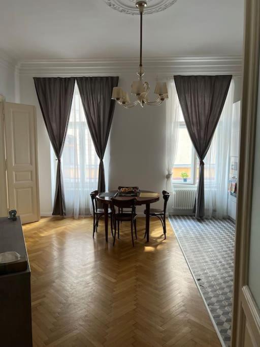 Beautiful Condo At The Old Town Bratislava Exterior photo