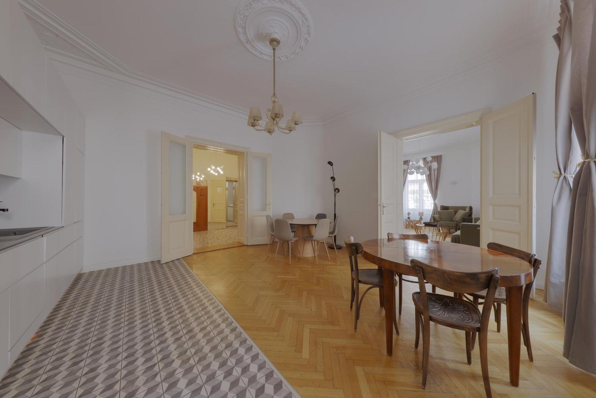 Beautiful Condo At The Old Town Bratislava Exterior photo